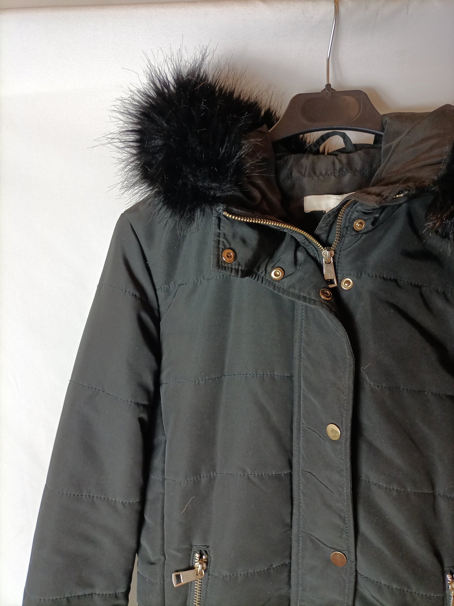 H&M. Plumas negro capucha T.34