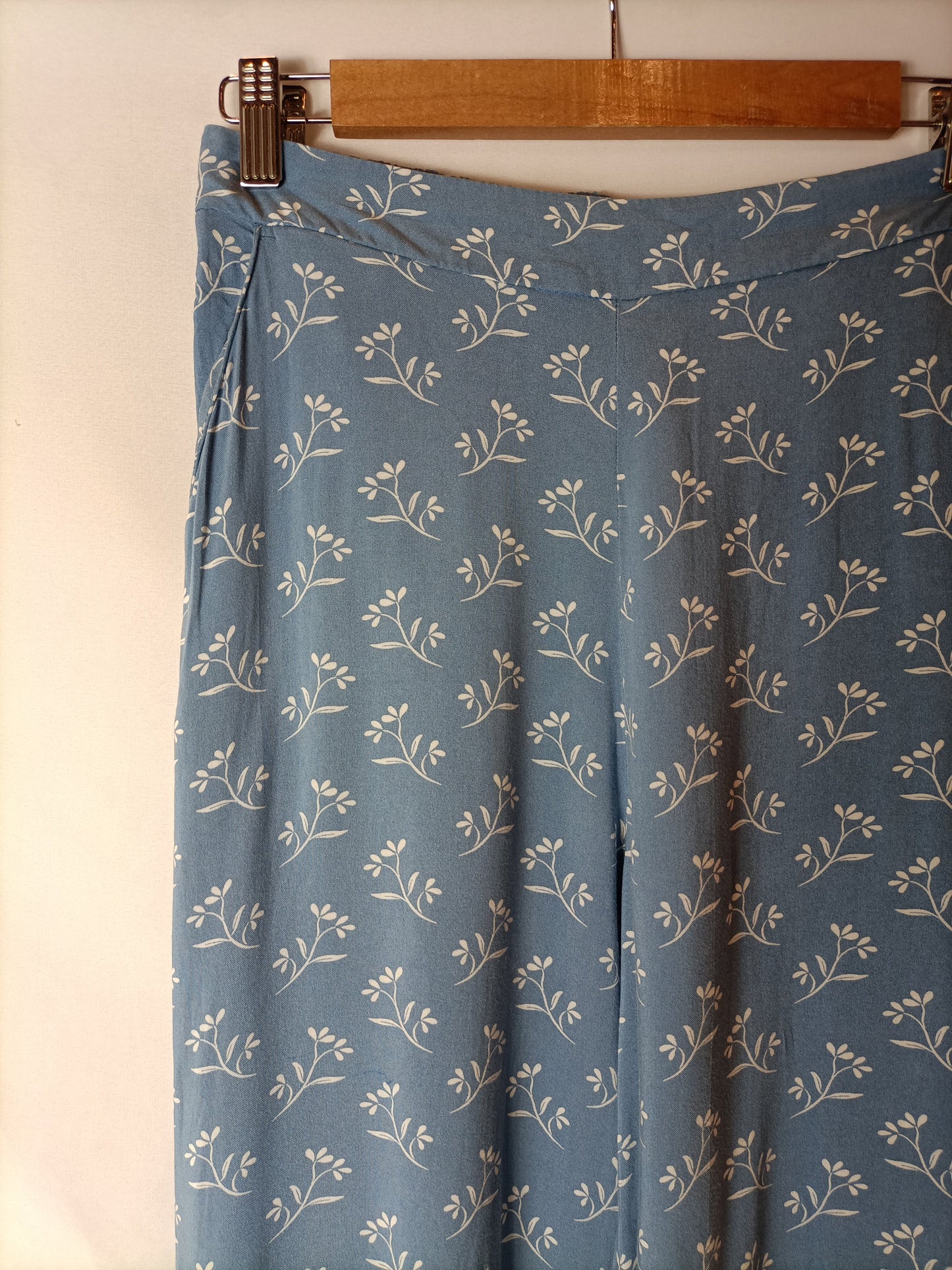 TOPSHOP. Pantalón fluido azul  T.38