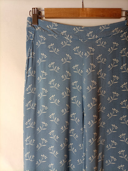 TOPSHOP. Pantalón fluido azul  T.38