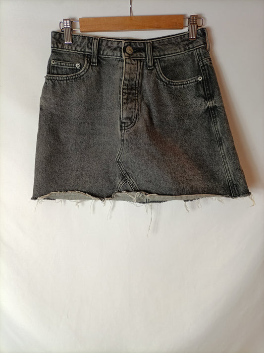 BERSHKA. Falda gris denim T.36