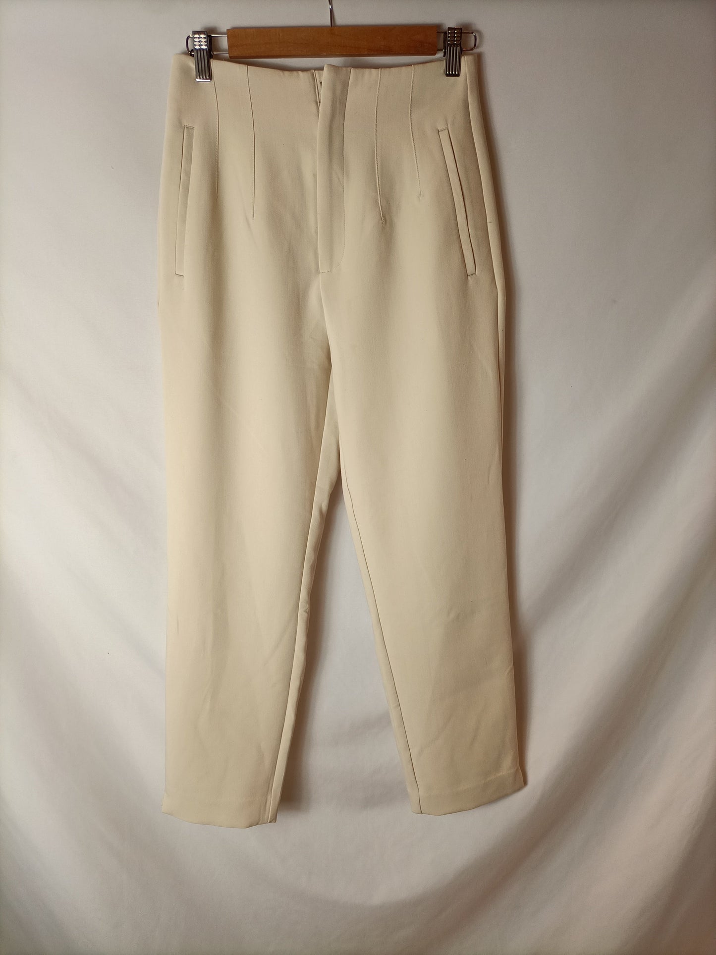 STRADIVARIUS. Pantalón beige de vestir T.38