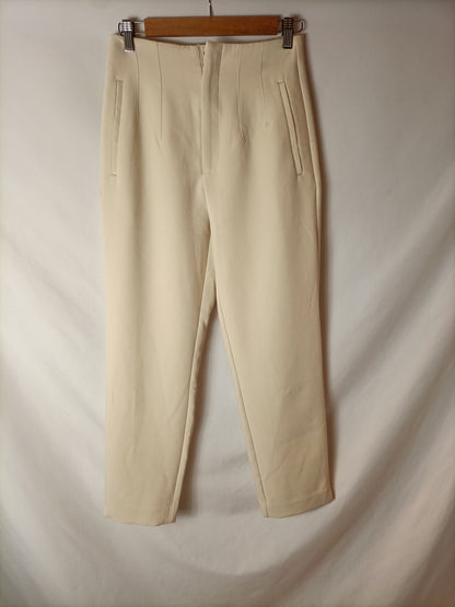 STRADIVARIUS. Pantalón beige de vestir T.38