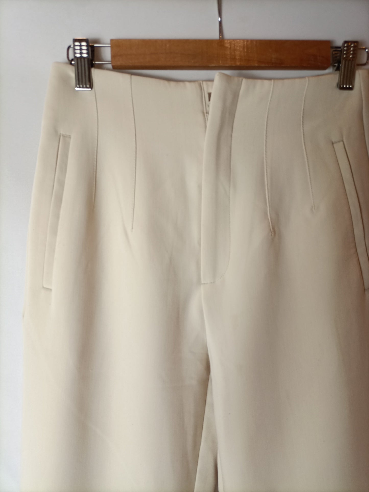 STRADIVARIUS. Pantalón beige de vestir T.38