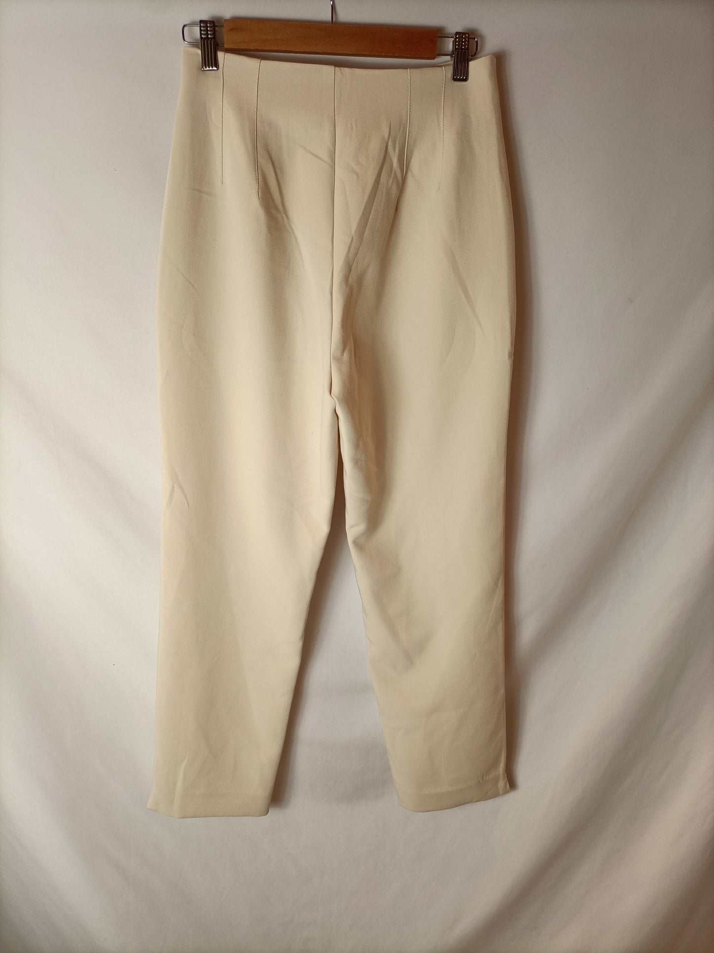 STRADIVARIUS. Pantalón beige de vestir T.38