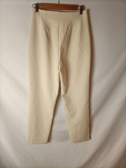 STRADIVARIUS. Pantalón beige de vestir T.38