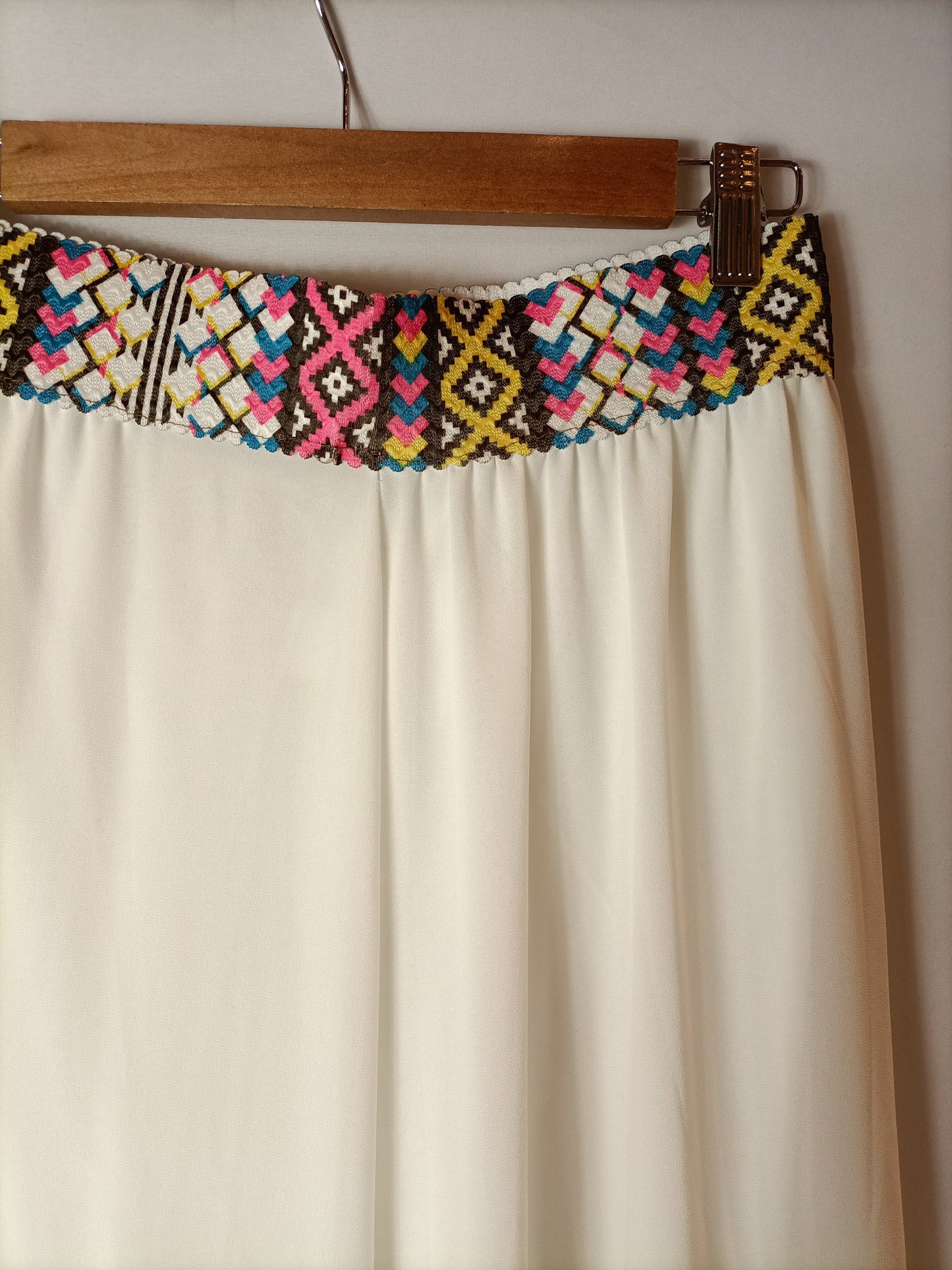 OTRAS. Falda larga blanca cintura étnica. T M