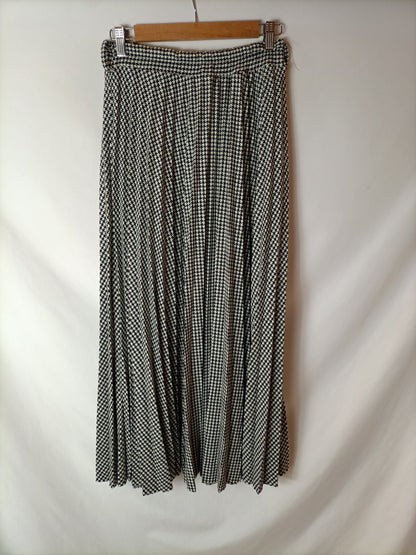 OTRAS. Falda plisada pata de gallo hilos plateados. T M/L