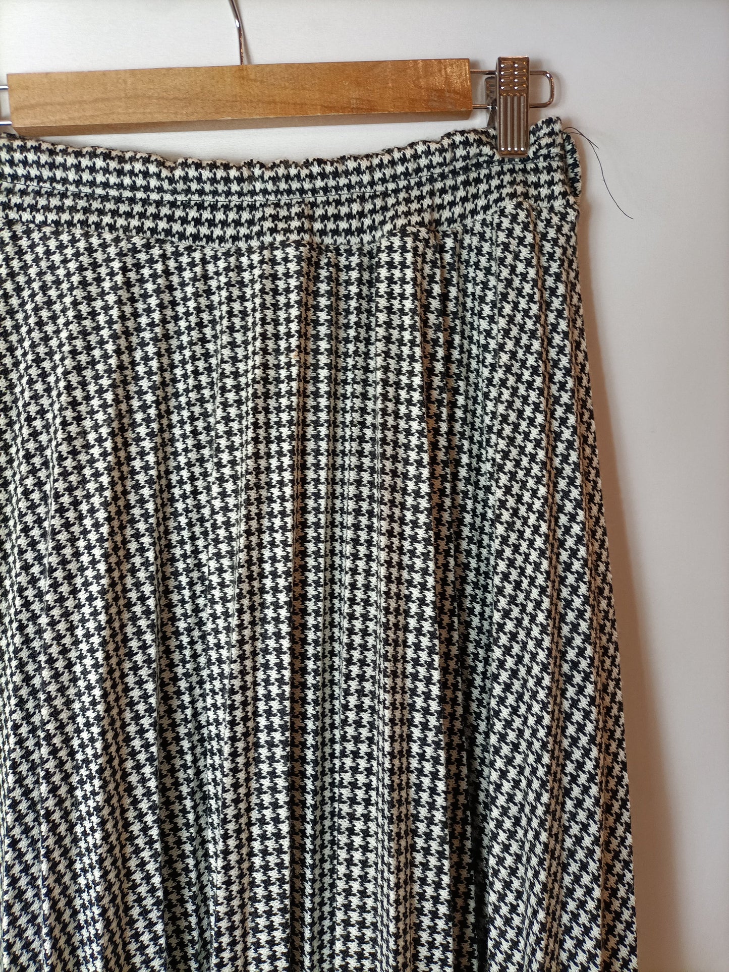 OTRAS. Falda plisada pata de gallo hilos plateados. T M/L