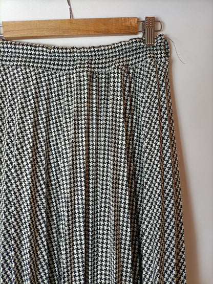 OTRAS. Falda plisada pata de gallo hilos plateados. T M/L