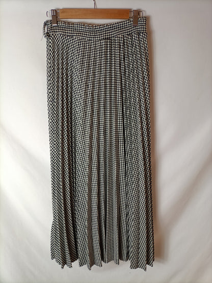 OTRAS. Falda plisada pata de gallo hilos plateados. T M/L