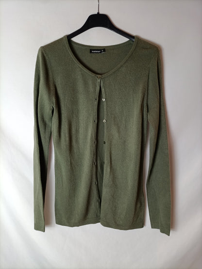 IN EXTENSIVE. Green cardigan. TXS