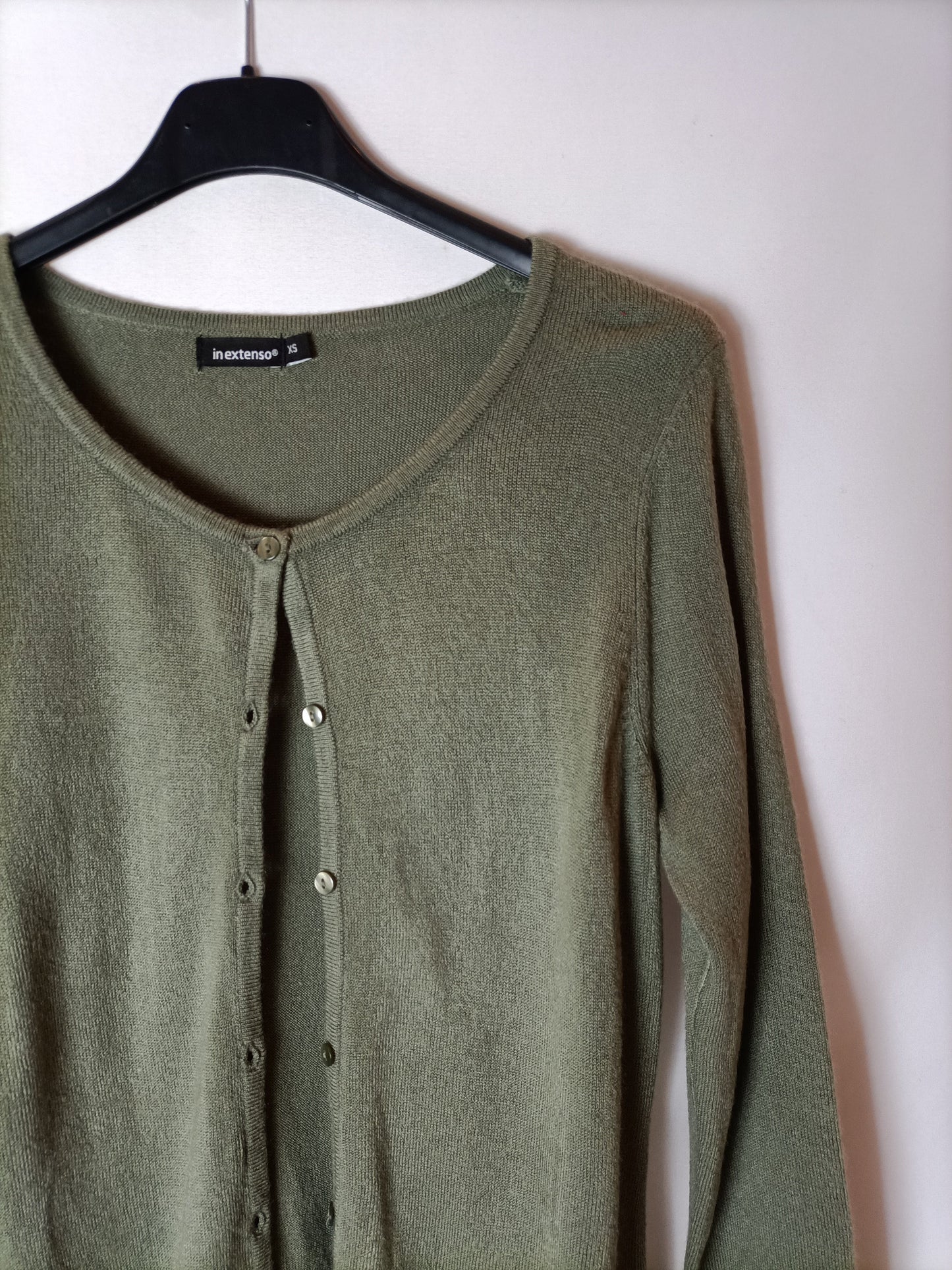 IN EXTENSIVE. Green cardigan. TXS