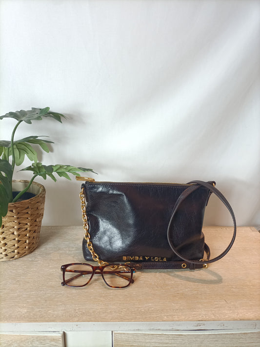 BIMBA Y LOLA. Bolso piel negro cadena dorada