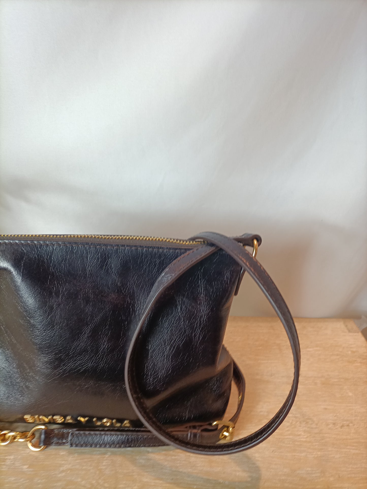 BIMBA Y LOLA. Bolso piel negro cadena dorada