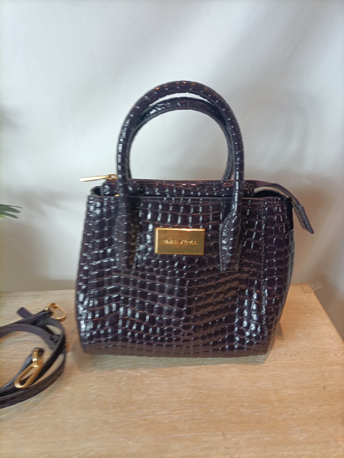 BIMBA Y LOLA. Bolso piel color berenjena oscuro