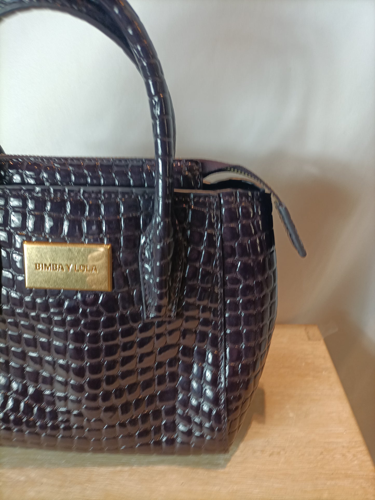 BIMBA Y LOLA. Bolso piel color berenjena oscuro