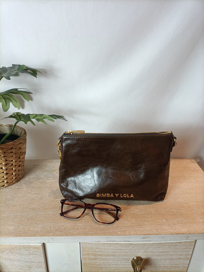 BIMBA Y LOLA. Bolso piel marrón cadena dorada