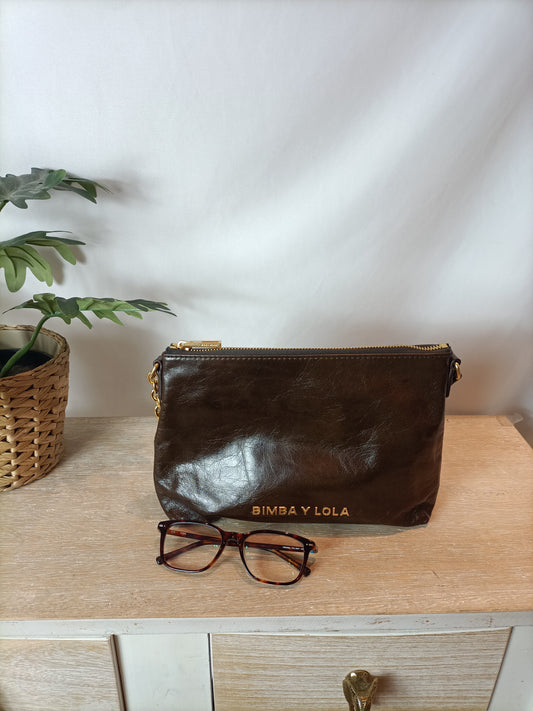 BIMBA Y LOLA. Bolso piel marrón cadena dorada