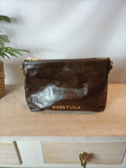 BIMBA Y LOLA. Bolso piel marrón cadena dorada