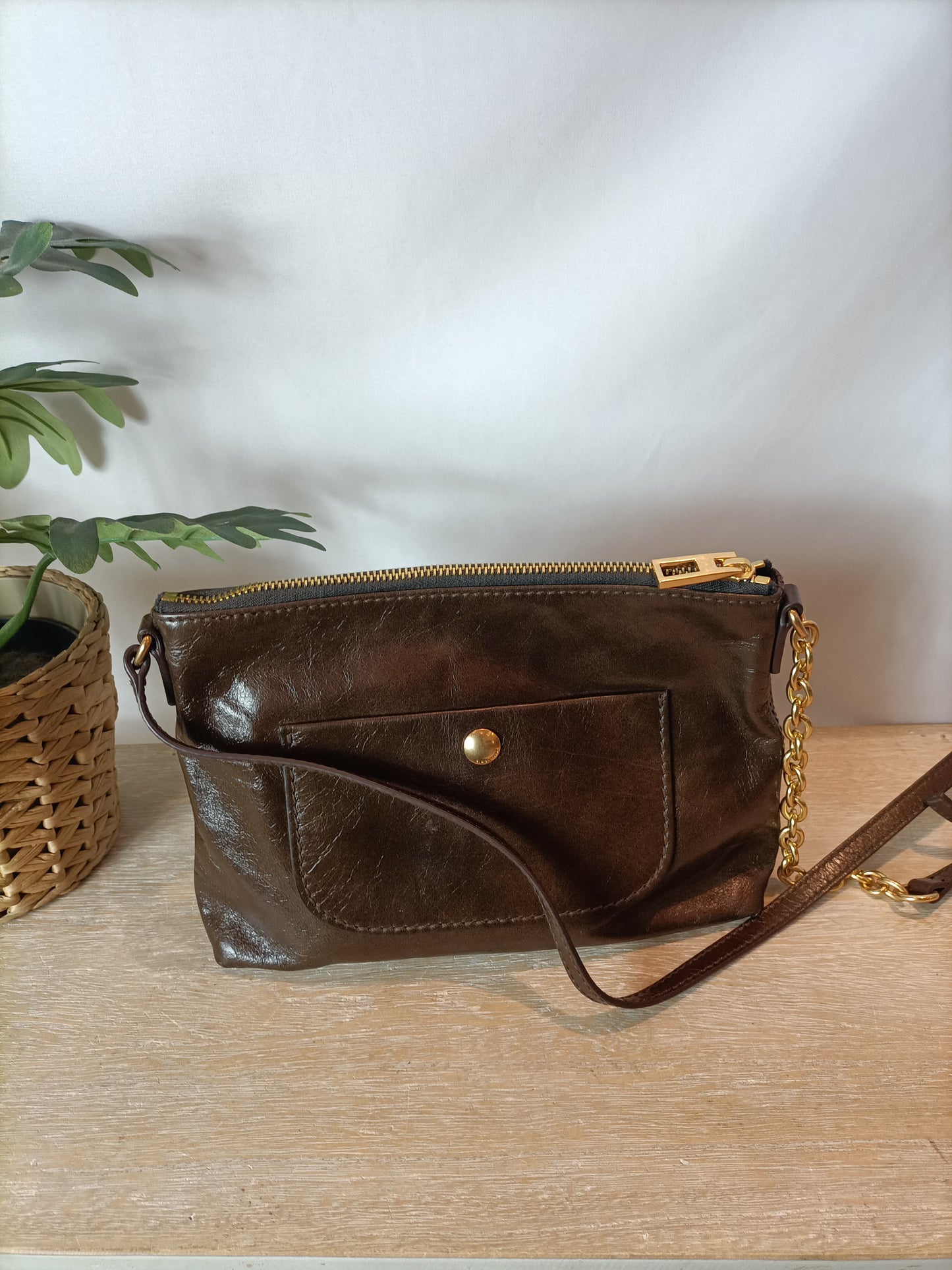 BIMBA Y LOLA. Bolso piel marrón cadena dorada