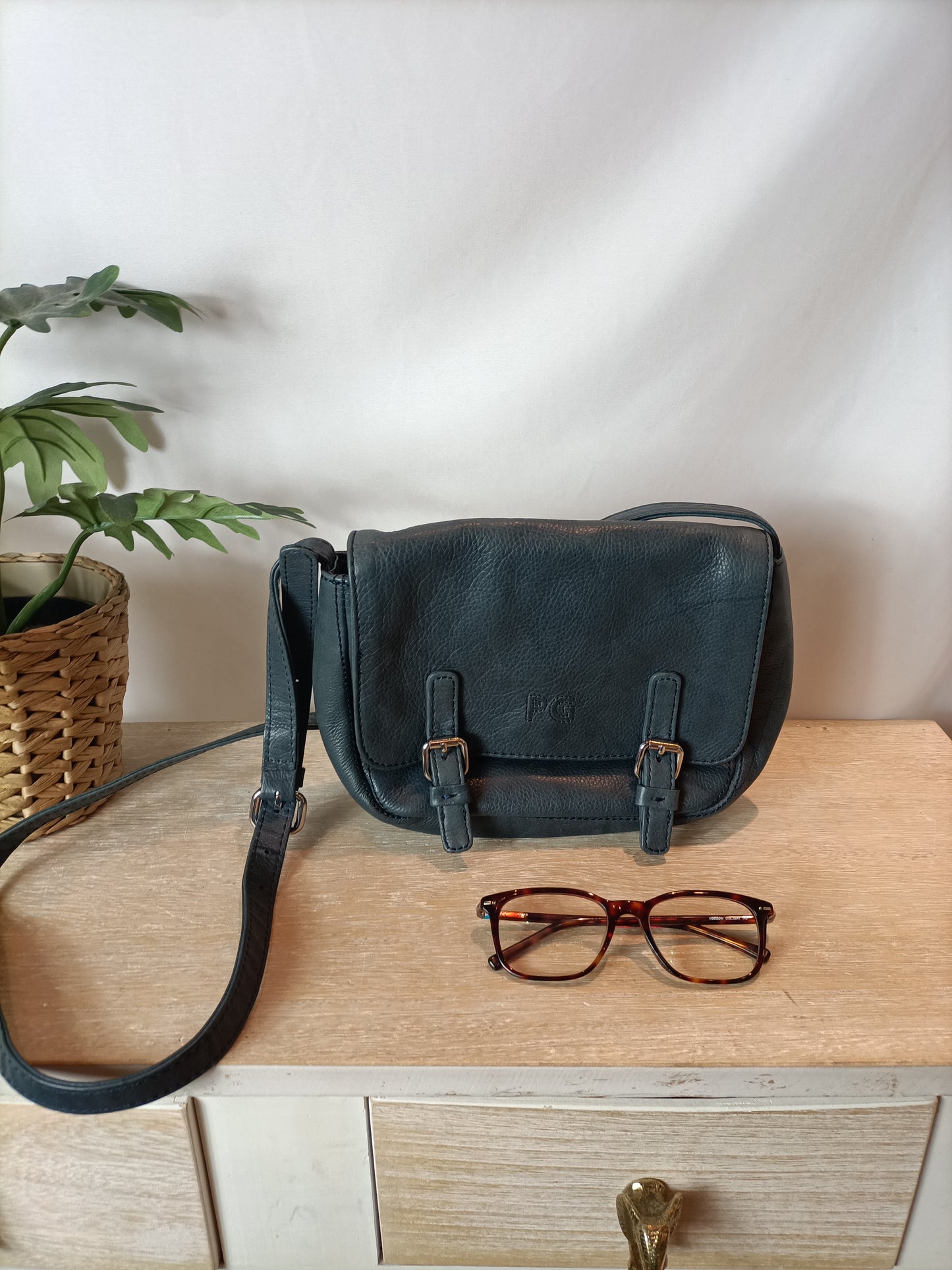 PURIFICACION GARCIA. Bolso piel azul hebillas