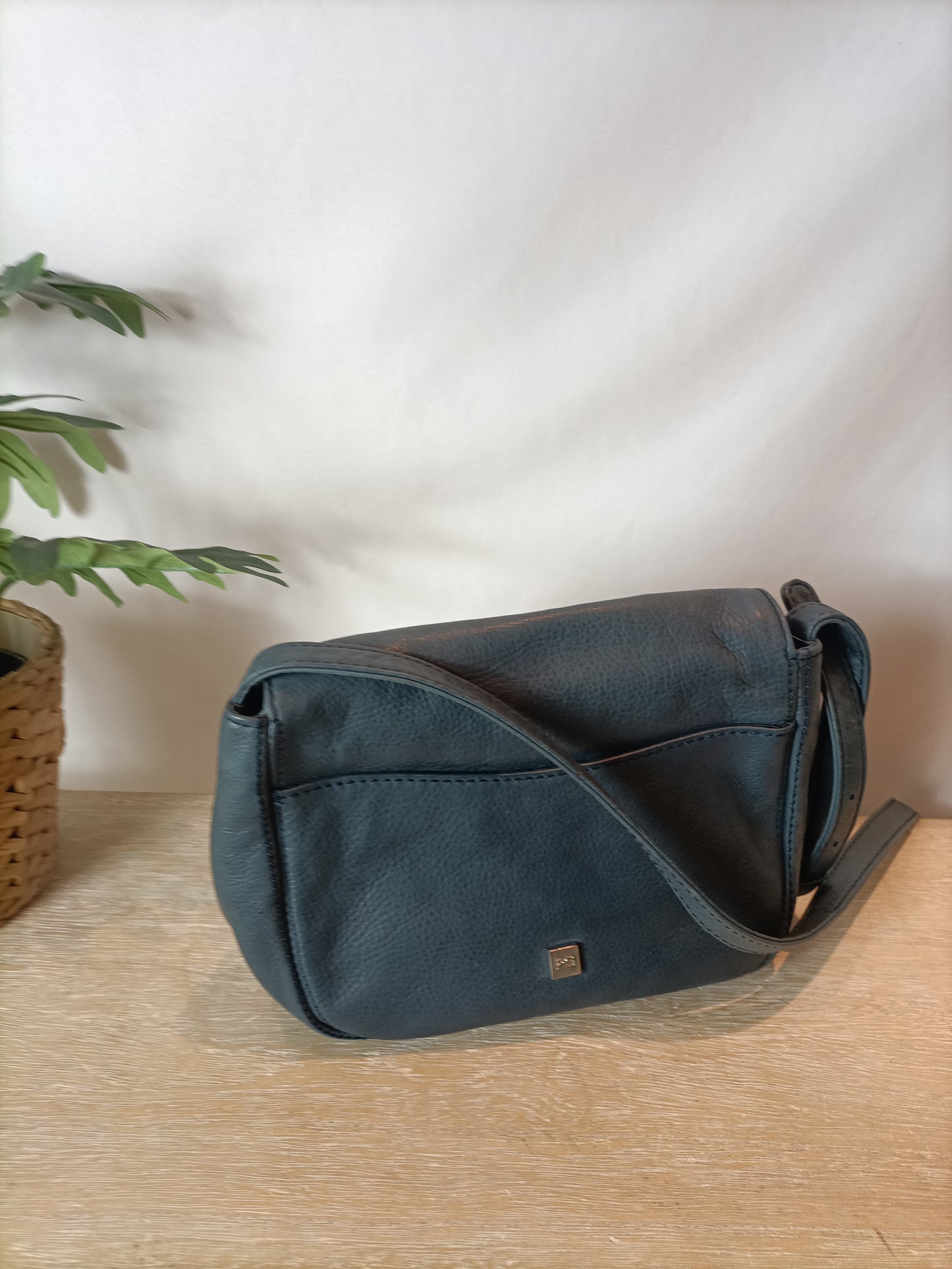 PURIFICACION GARCIA. Bolso piel azul hebillas