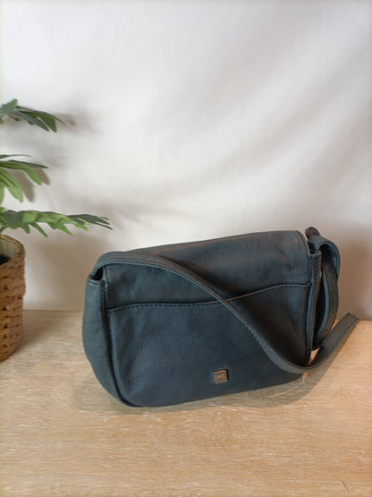 PURIFICACION GARCIA. Bolso piel azul hebillas