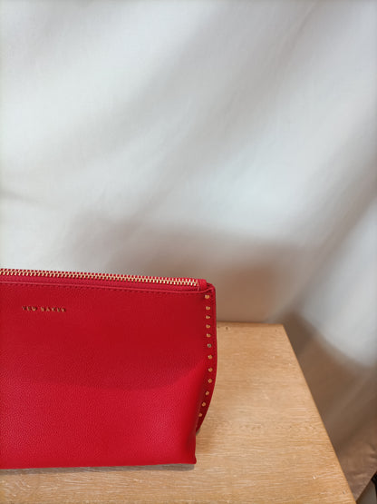 TED BAKER. Bolso rojo tachuelas