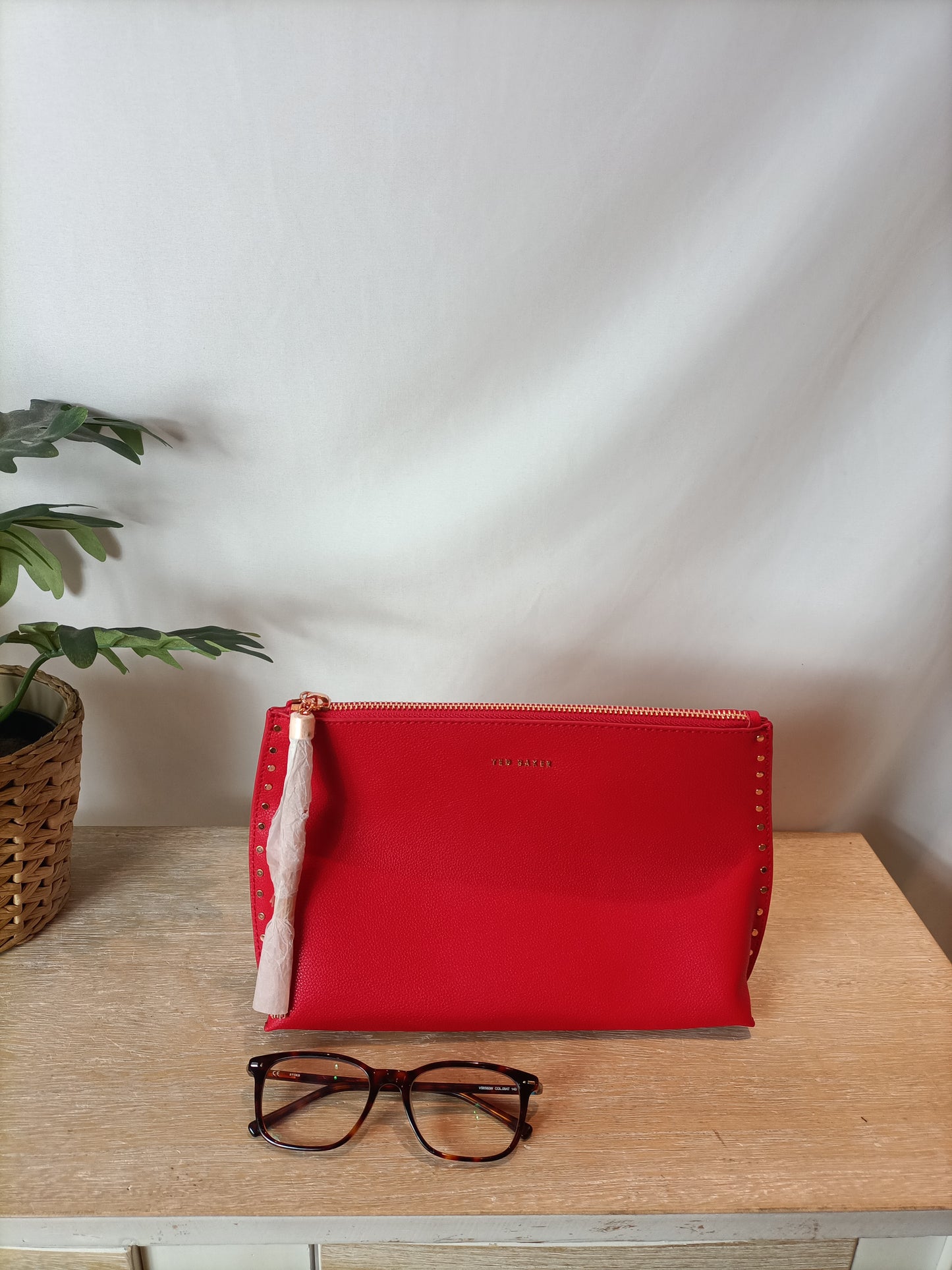 TED BAKER. Bolso rojo tachuelas