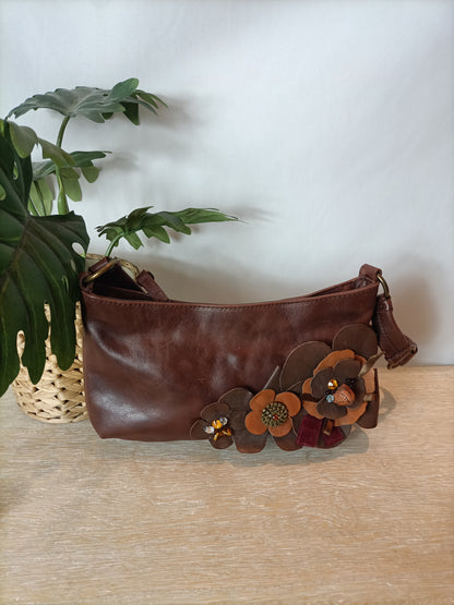 MASSIMO DUTTI. Bolso marrón con flores en piel