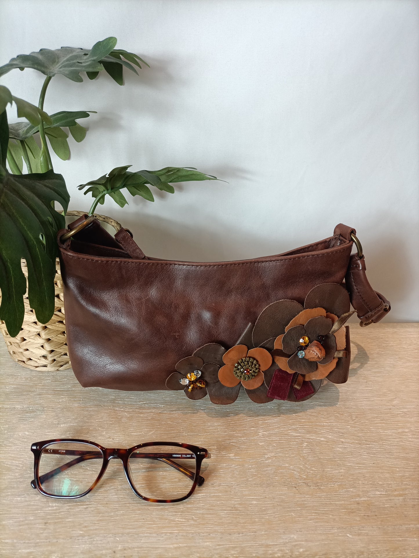 MASSIMO DUTTI. Bolso marrón con flores en piel