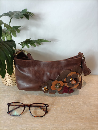 MASSIMO DUTTI. Bolso marrón con flores en piel