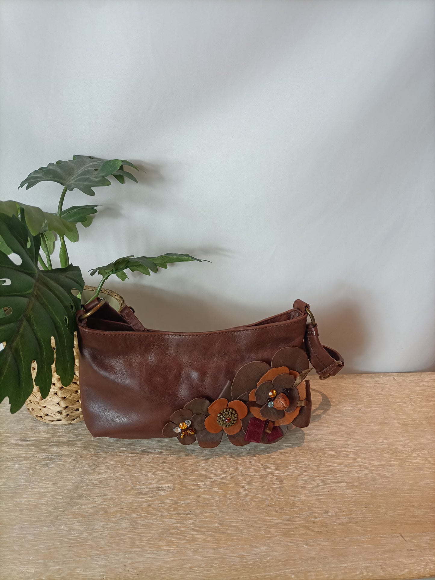MASSIMO DUTTI. Bolso marrón con flores en piel