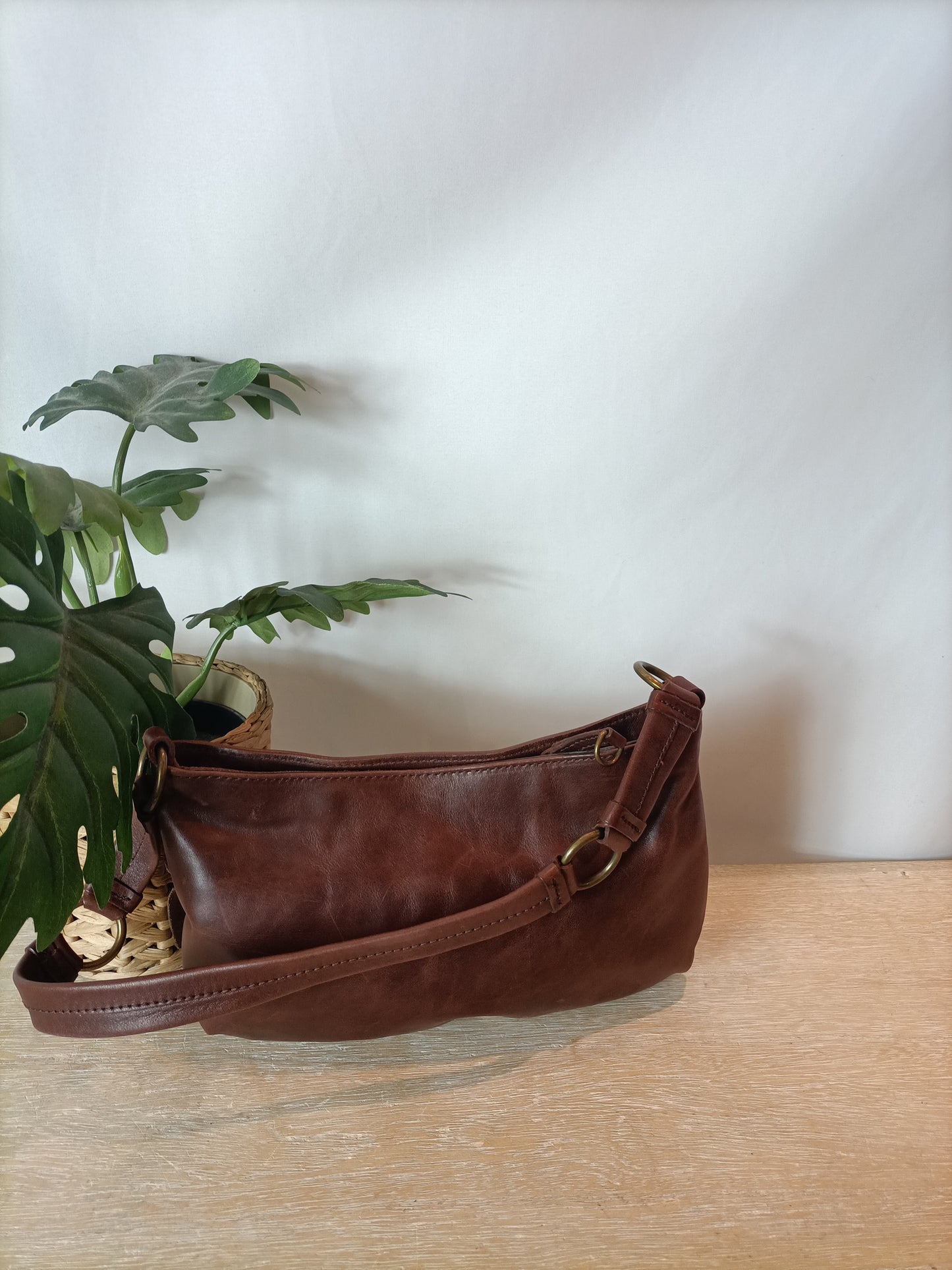 MASSIMO DUTTI. Bolso marrón con flores en piel