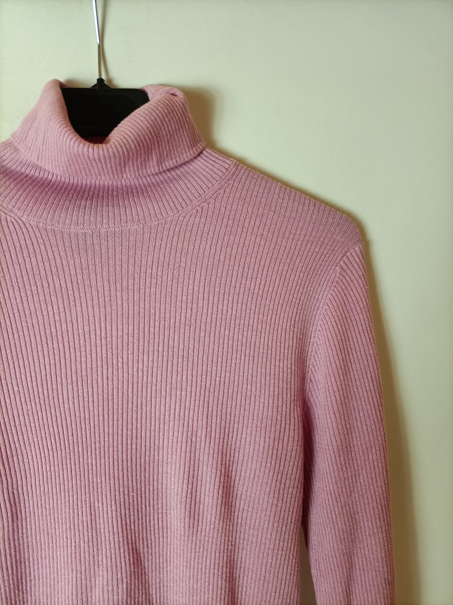 MASSIMO DUTTI. Jersey canalé cuello vuelto verde. T M