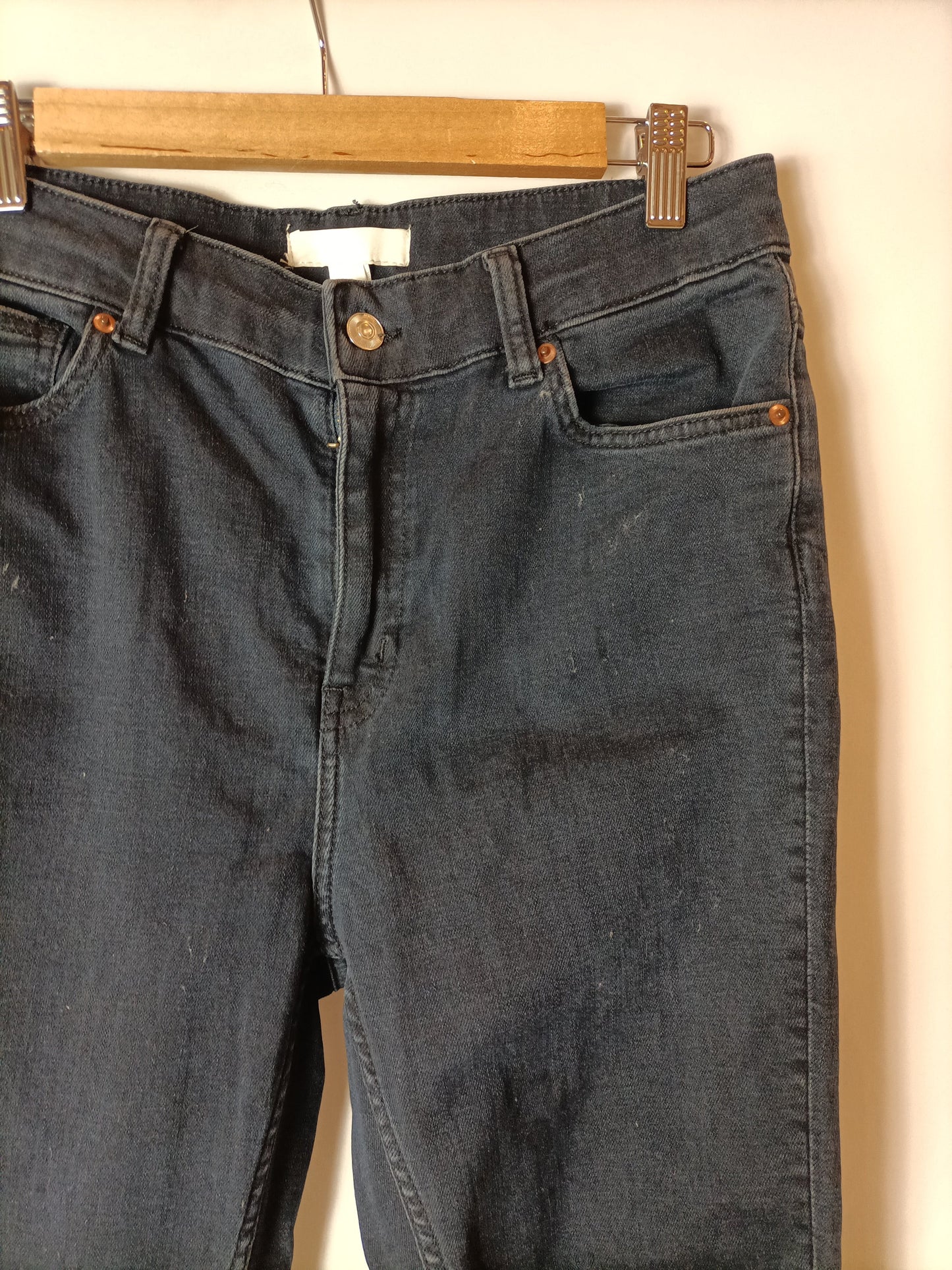 H&M. Pantalones vaqueros tiro alto. T 42