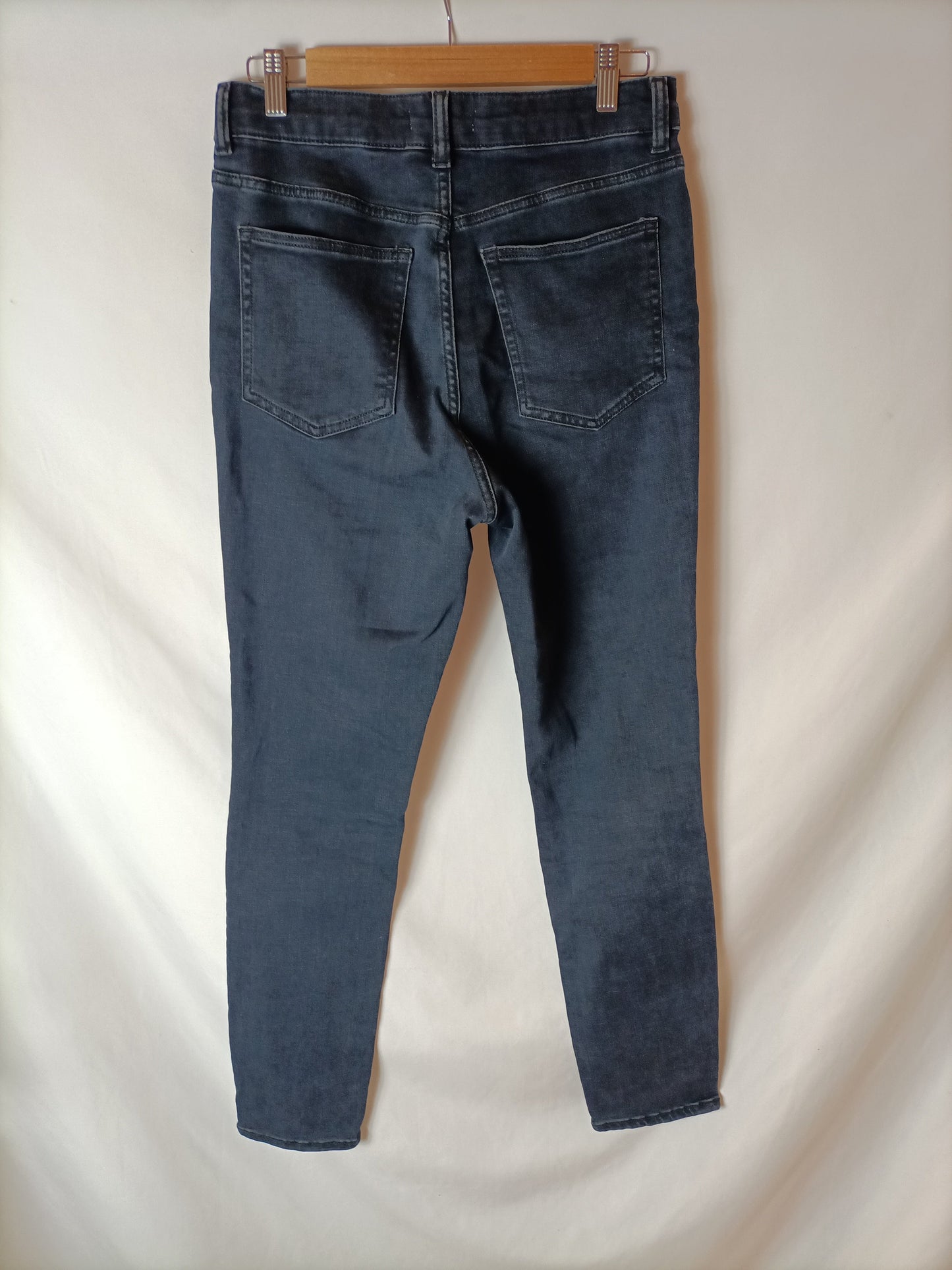H&M. Pantalones vaqueros tiro alto. T 42