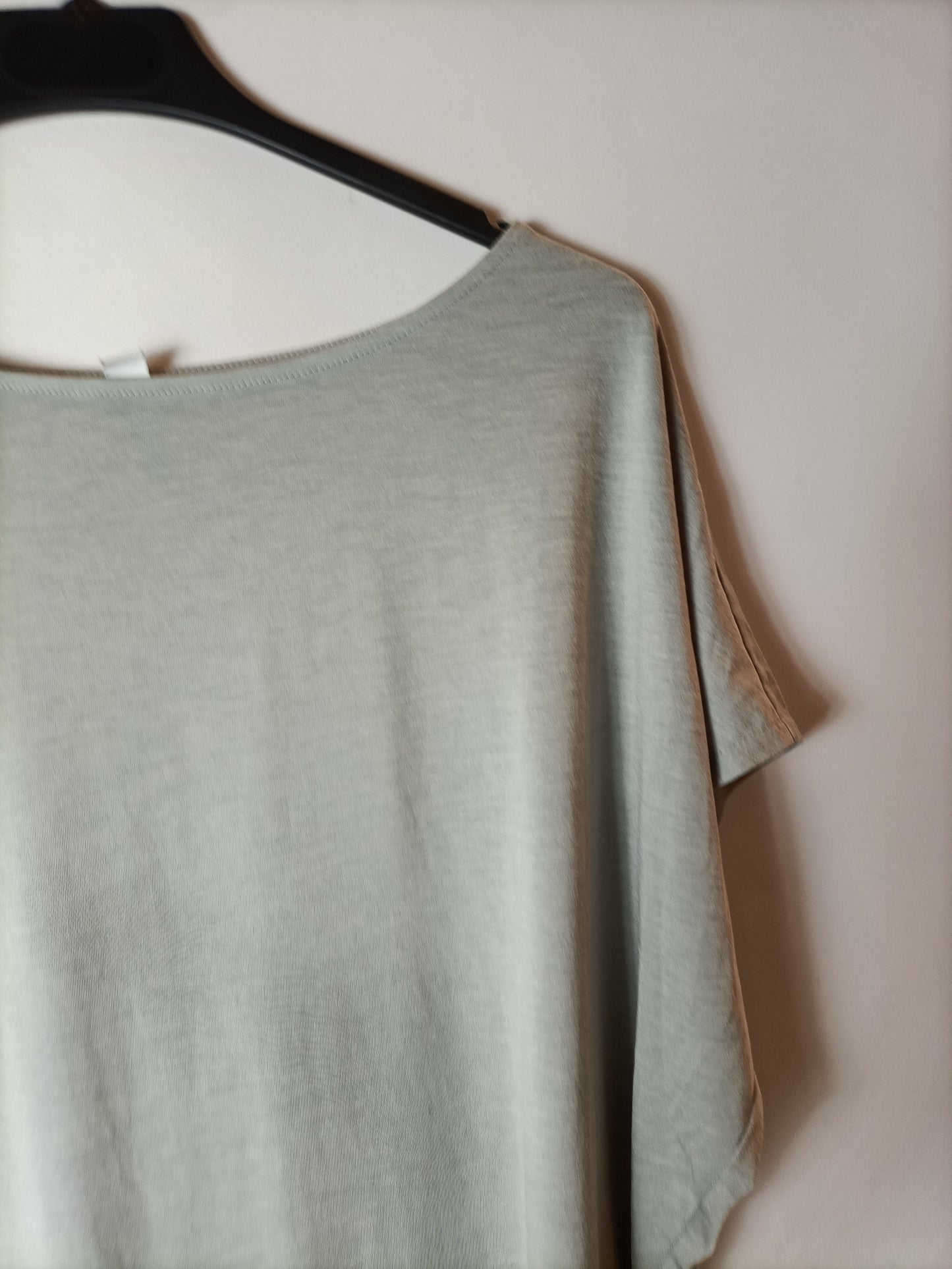 UNIQLO. Camiseta fluida gris T.m