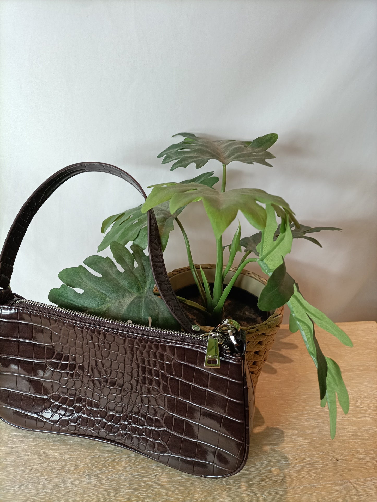 FRIDAY BY JW PEI. Bolso mini marrón