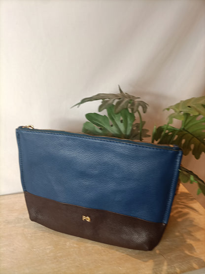 PURIFICACION GARCIA. Cartera de mano bicolor (tara)