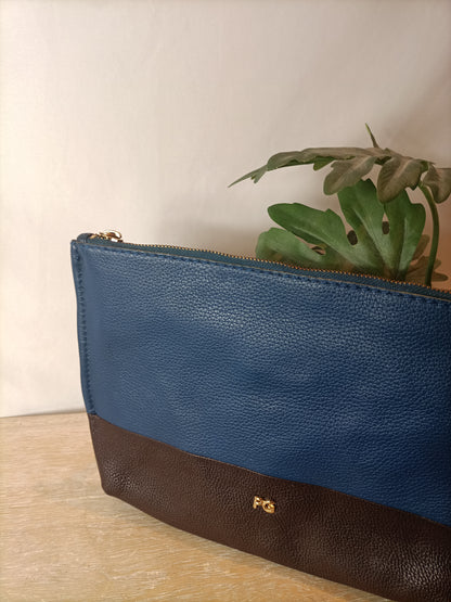 PURIFICACION GARCIA. Cartera de mano bicolor (tara)