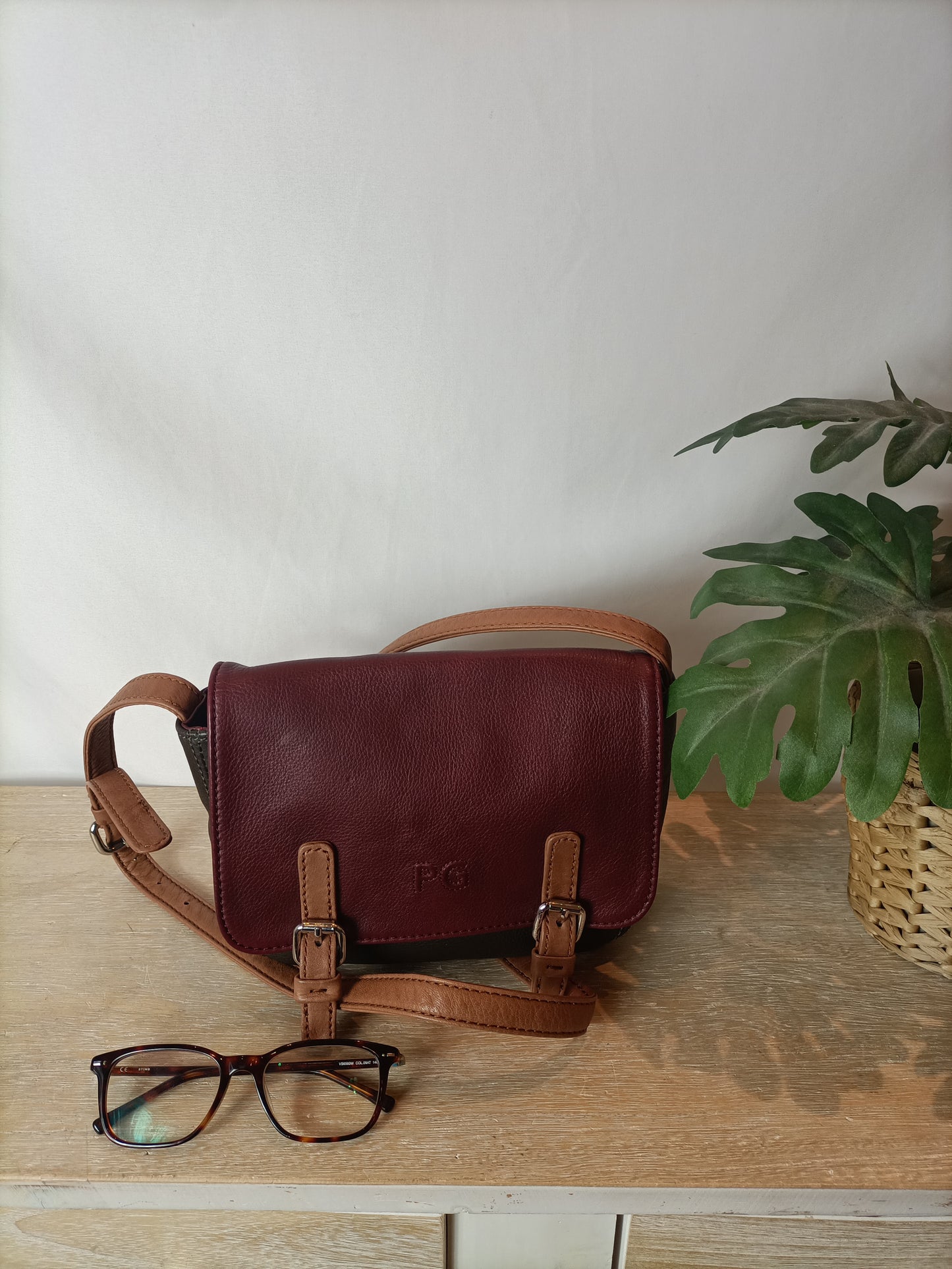 PURIFICACION GARCIA. Bolso piel bicolor hebillas (tara)