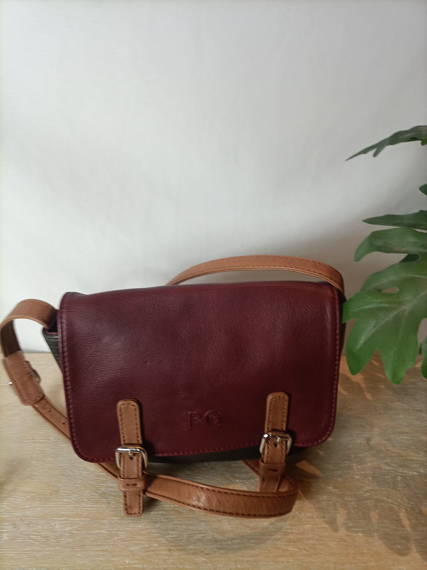 PURIFICACION GARCIA. Bolso piel bicolor hebillas (tara)