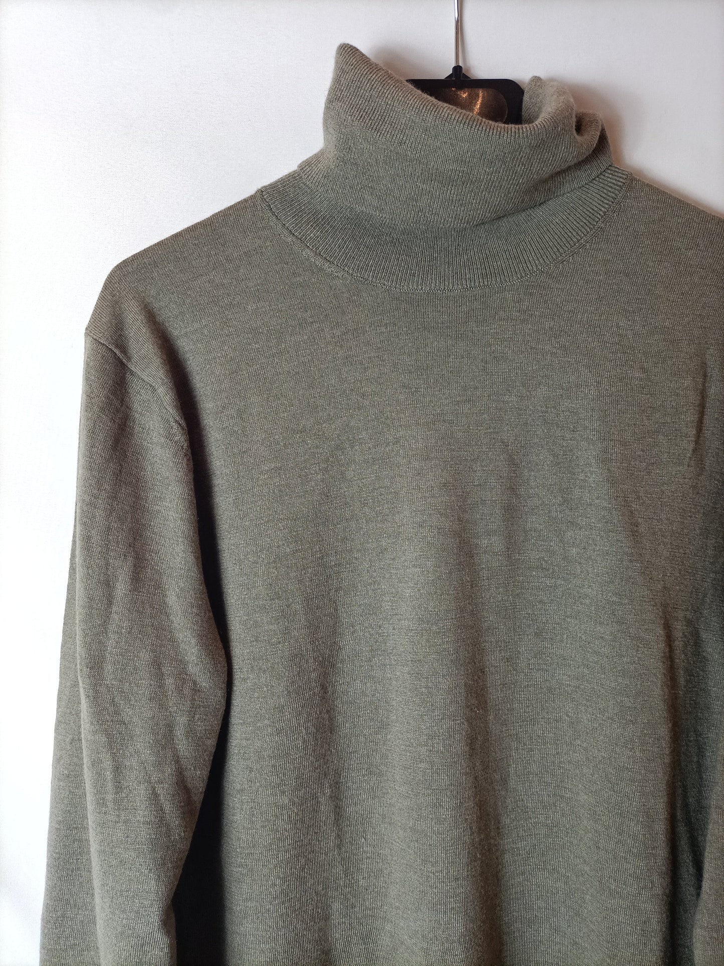 MASSIMO DUTTI. Brown turtleneck sweater. TL