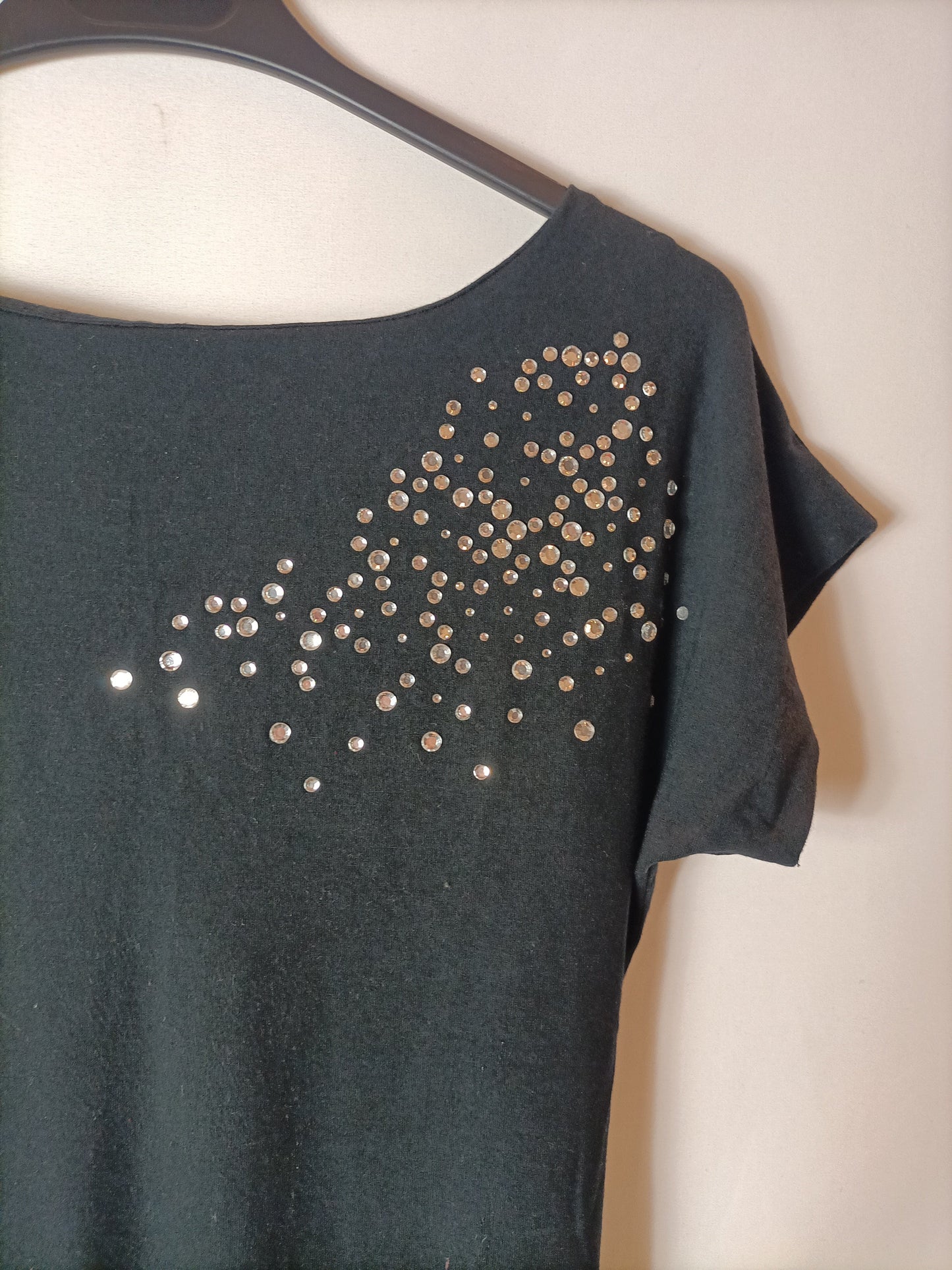 MASSIMO DUTTI. Camiseta negra elástica pedrería. T S