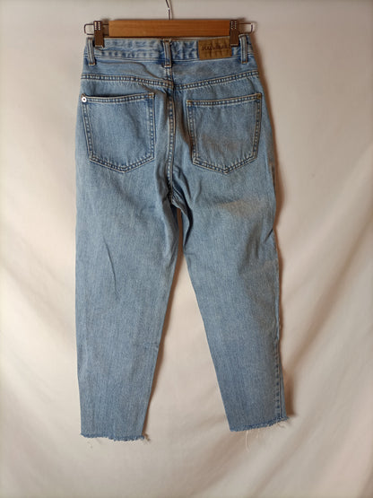PULL&BEAR. Pantalón denim claro corte Mom Fit. T 34