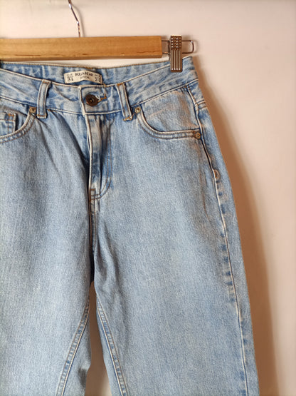 PULL&BEAR. Pantalón denim claro corte Mom Fit. T 34