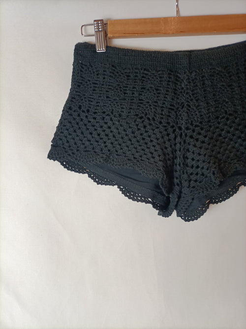 H&M. Short croché negro. T 36