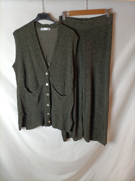 ZARA. Total look chaleco y pantalón hilo. T S