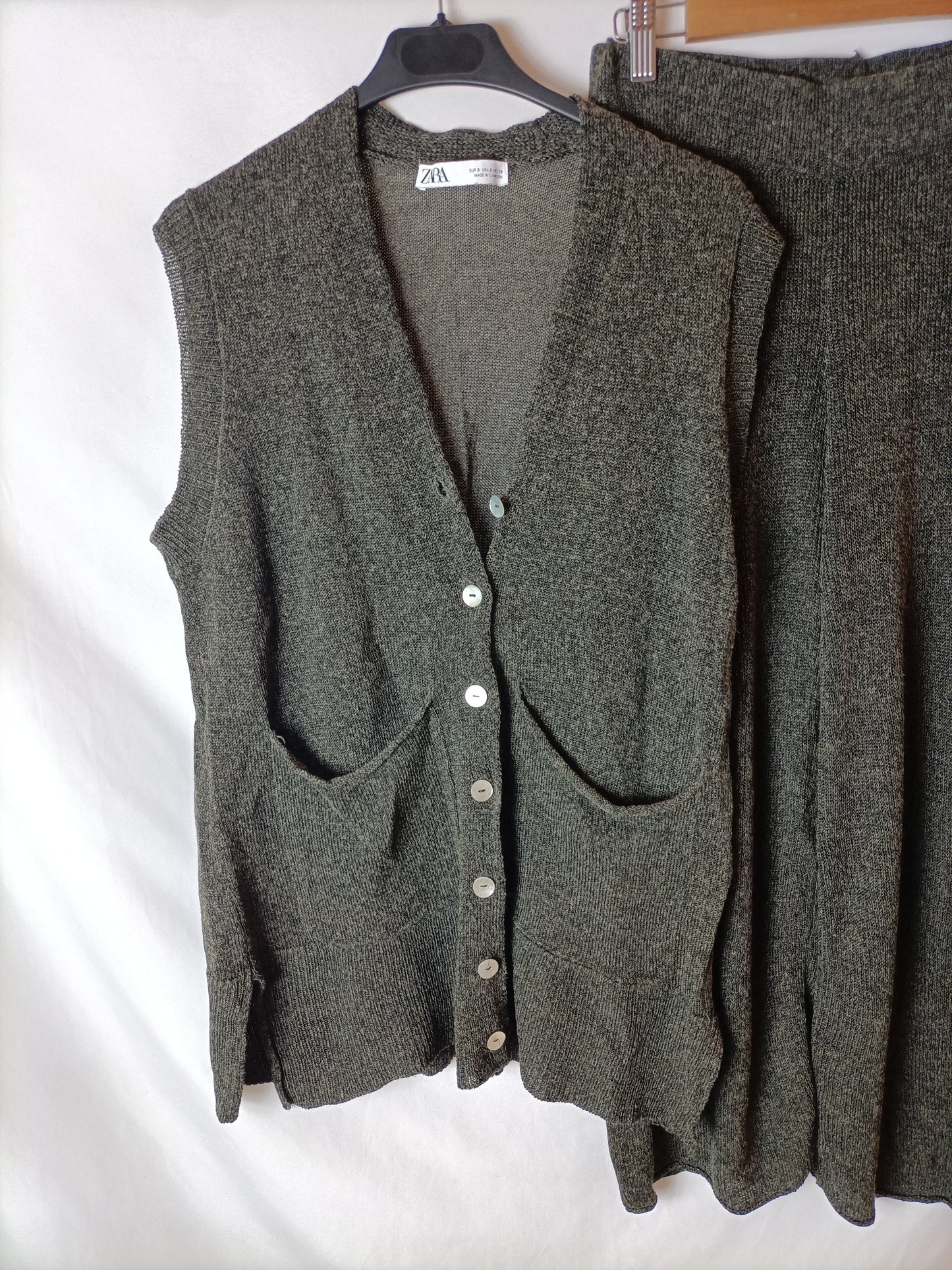 ZARA. Total look chaleco y pantalón hilo. T S